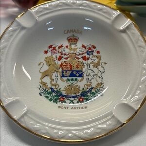 Elegant White and Gold Ashtray with Canada Crest